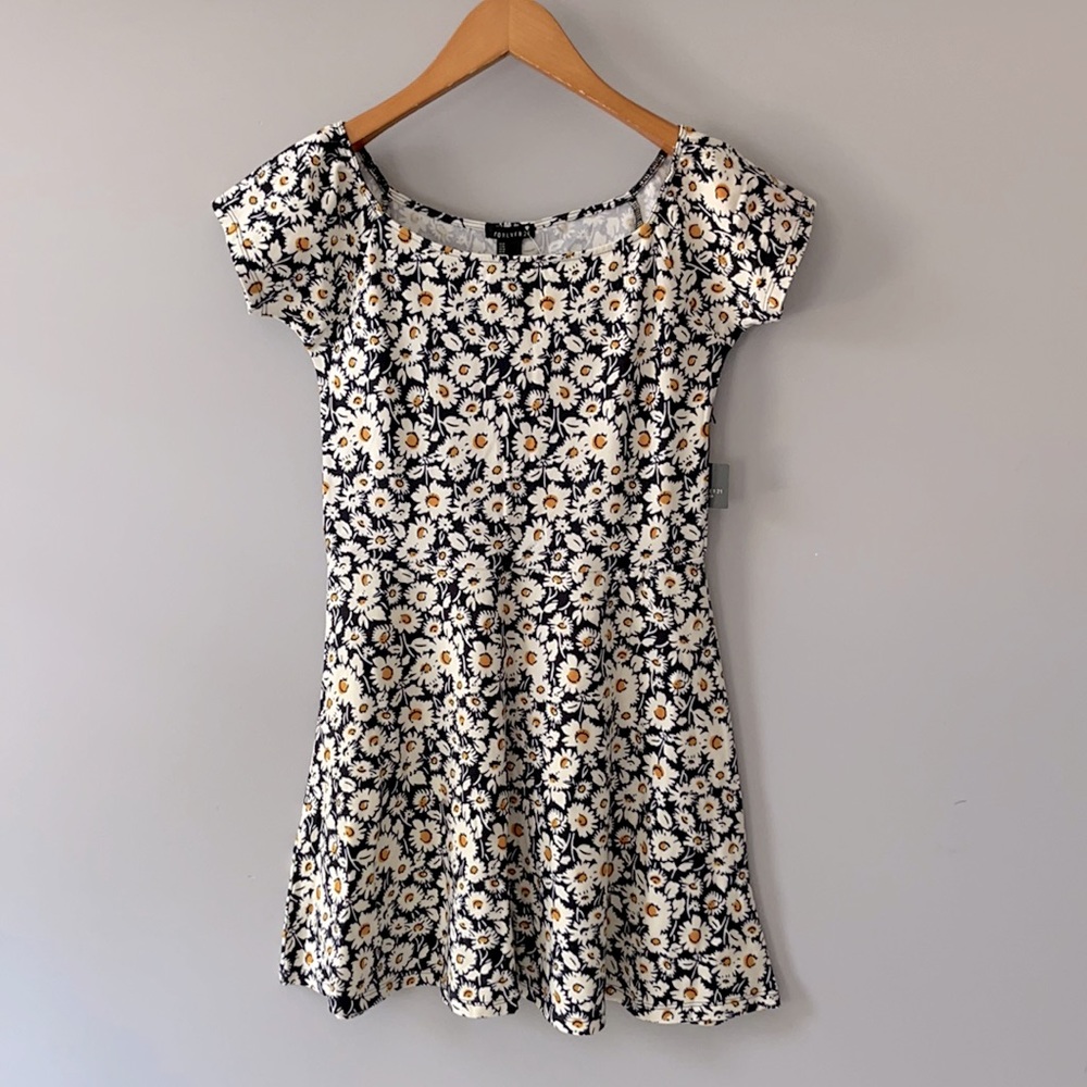 3 for $20 || Cute daisy pattern on navy minidress 95% cotton M